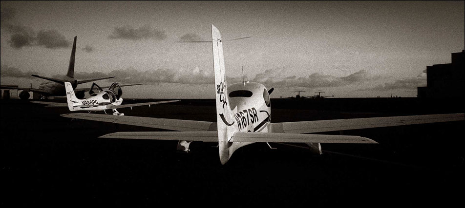 Cirrus Flugzeuge auf dem Rollfeld von Keflavik, Island